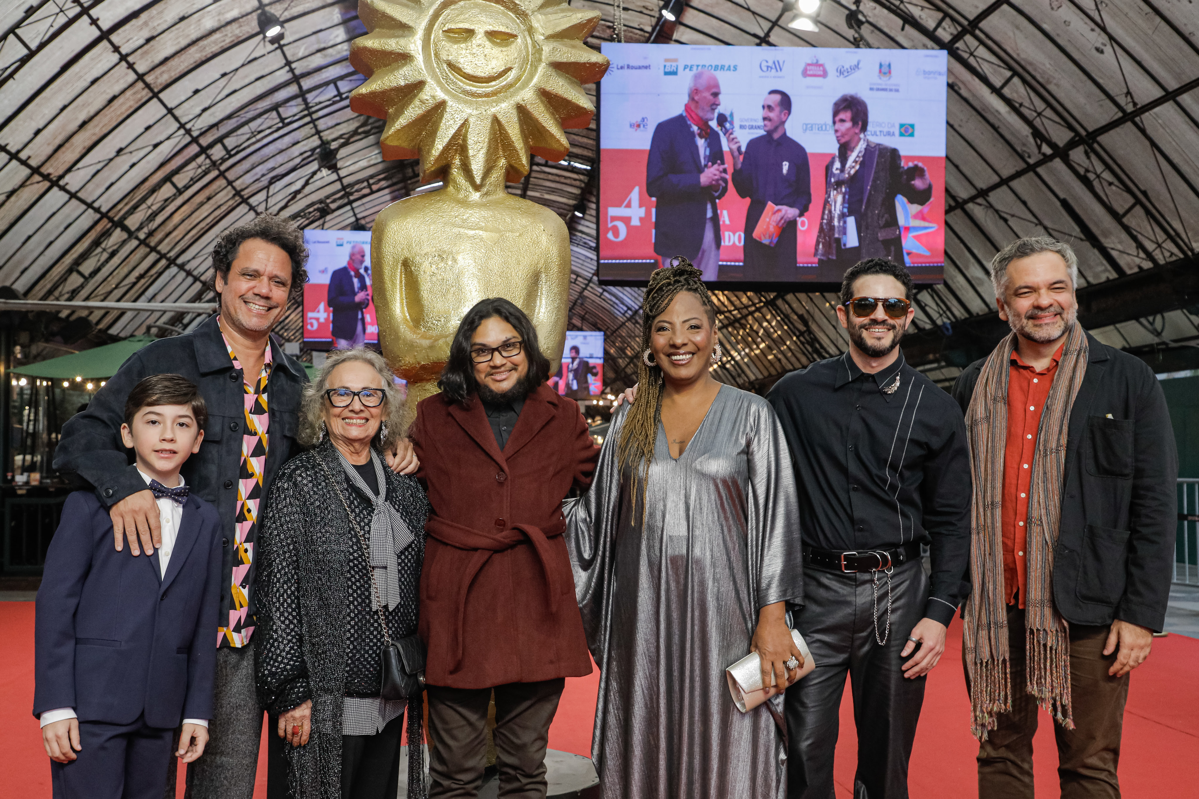 “Leite em Pó”, com Vinicius de Oliveira, e documentário “Empeleitada” estreiam no Festival de Cinema de Gramado. Selton Mello recebe homenagem com Kikito de Cristal!